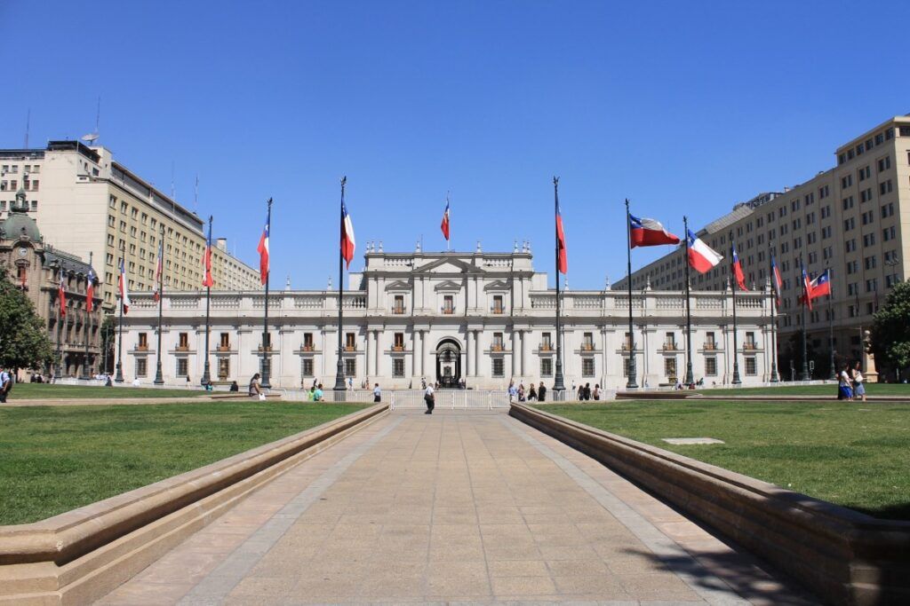 Imagen de La Moneda con banderas, simbolizando la política chilena