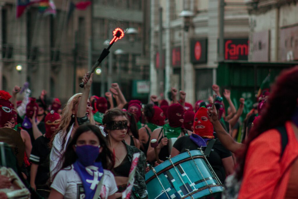 Mujeres manifestándose en las calles de Valparaíso mujeres en el poder en Chile